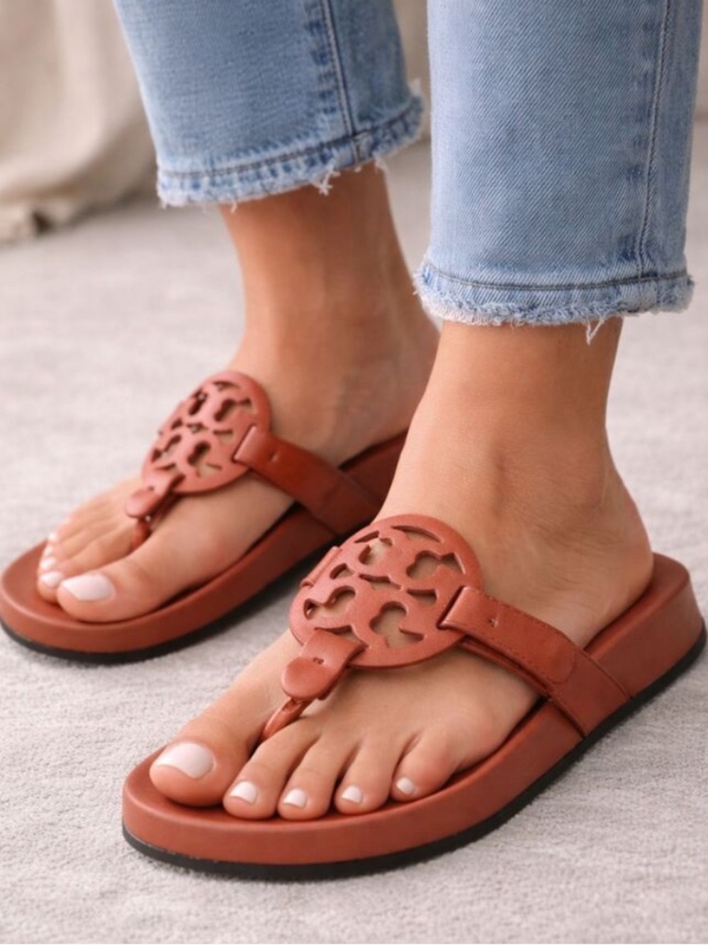 Tory Burch Cutout Logo Leather Thong Sandals - Chestnut Brown